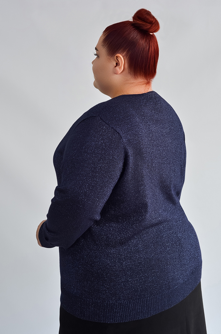 Джемпер с люрексовым мерцанием и декором из стразов больших размеров