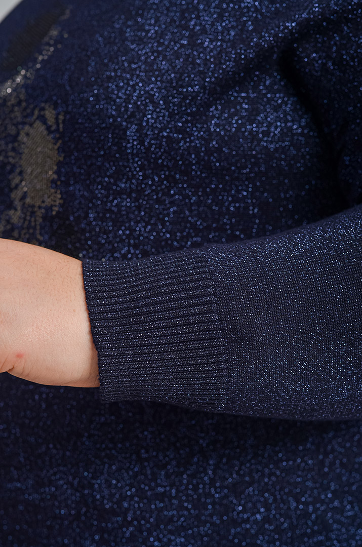 Джемпер с люрексовым мерцанием и декором из стразов больших размеров