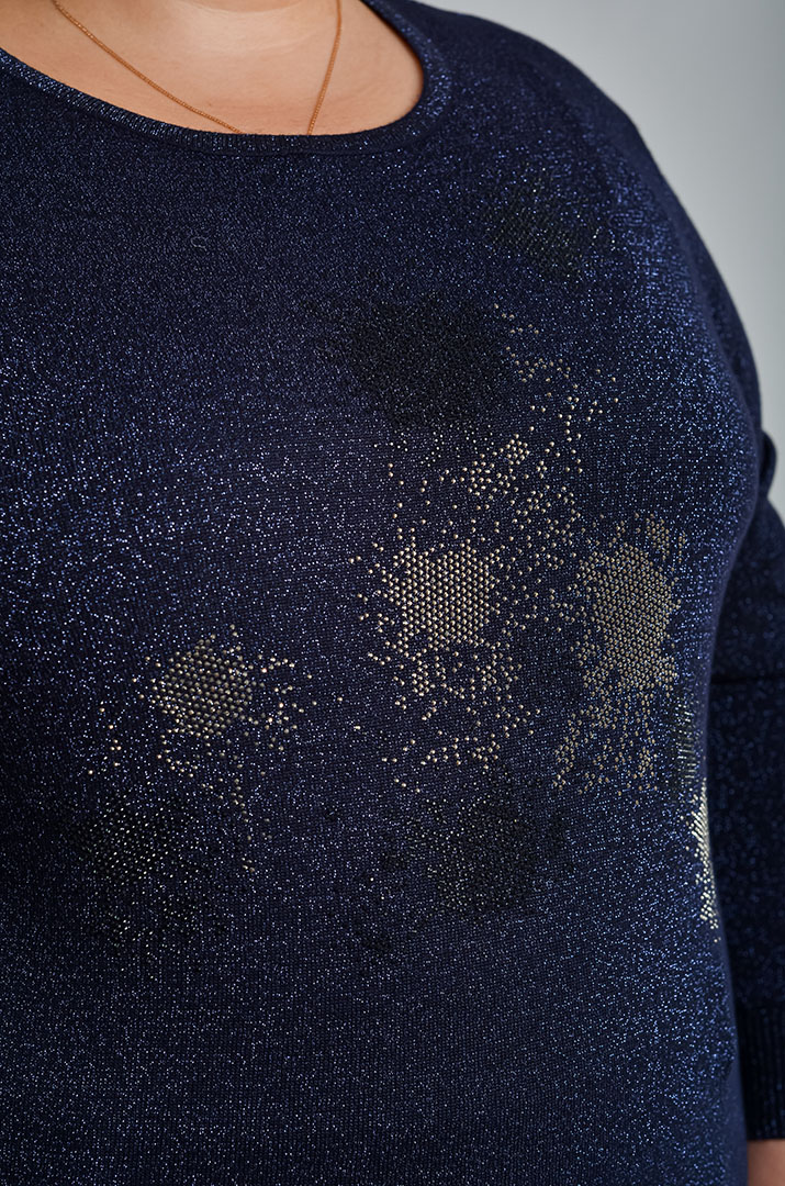 Джемпер с люрексовым мерцанием и декором из стразов больших размеров
