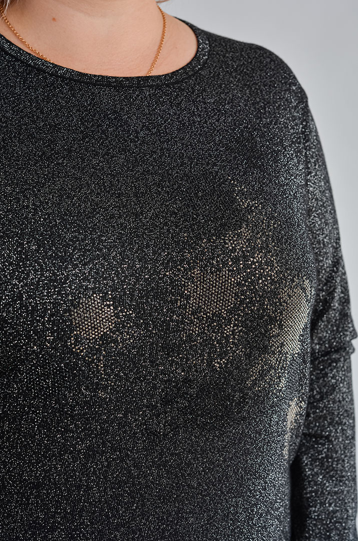 Джемпер с люрексовым мерцанием и декором из стразов больших размеров