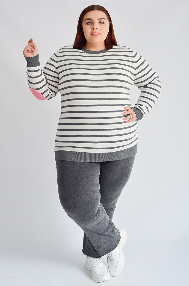 Стильный джемпер в полоску с акцентными сердцами на локтях больших размеров