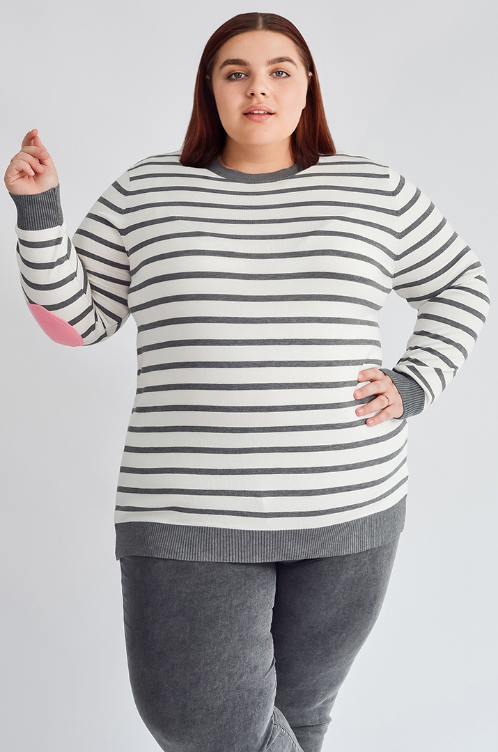 Стильный джемпер в полоску с акцентными сердцами на локтях больших размеров