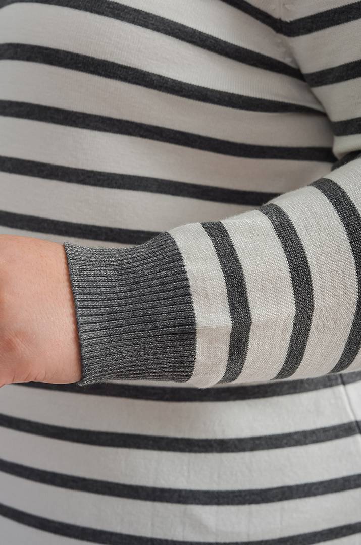 Стильный джемпер в полоску с акцентными сердцами на локтях больших размеров