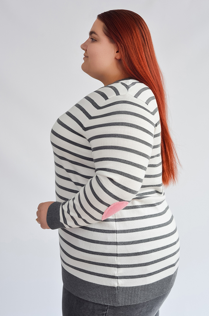 Стильный джемпер в полоску с акцентными сердцами на локтях больших размеров