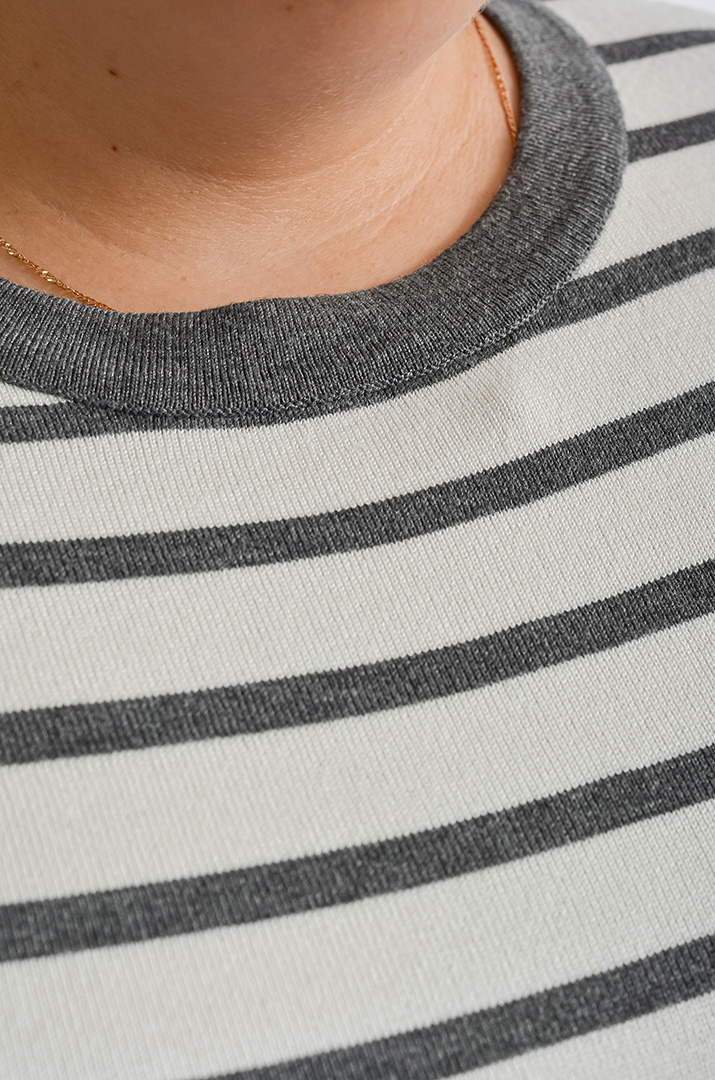 Стильный джемпер в полоску с акцентными сердцами на локтях больших размеров