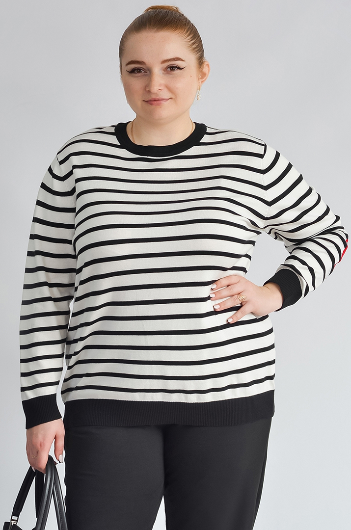 Стильный джемпер в полоску с акцентными сердцами на локтях больших размеров