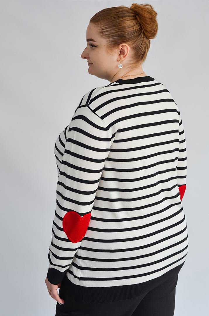 Стильный джемпер в полоску с акцентными сердцами на локтях больших размеров