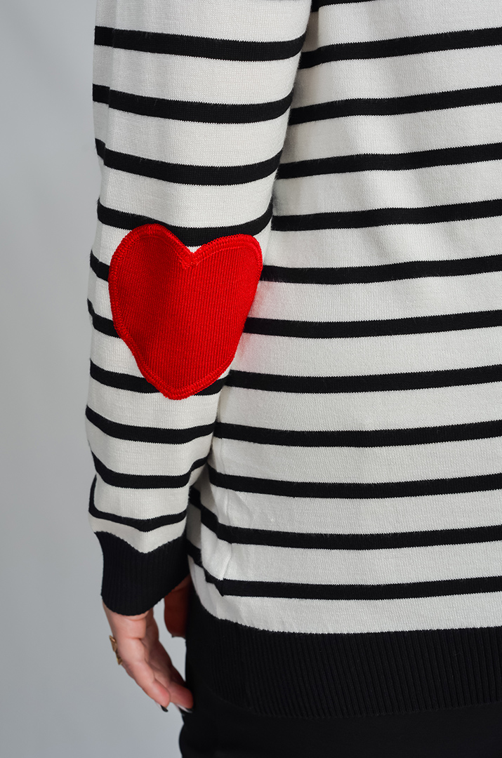Стильный джемпер в полоску с акцентными сердцами на локтях больших размеров