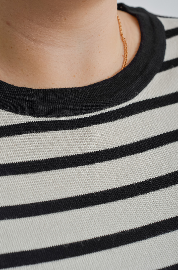 Стильный джемпер в полоску с акцентными сердцами на локтях больших размеров