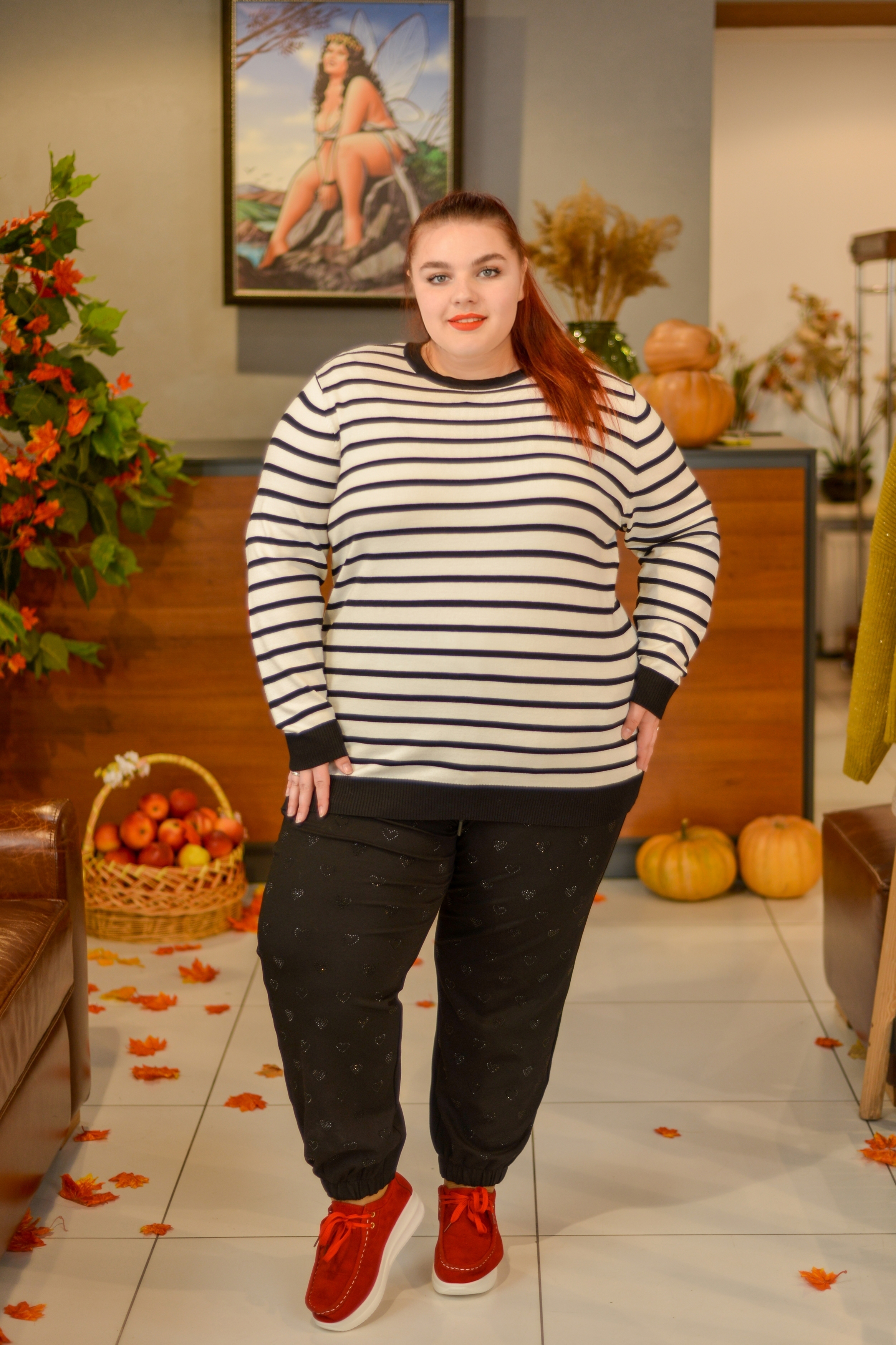 Стильный джемпер в полоску с акцентными сердцами на локтях больших размеров