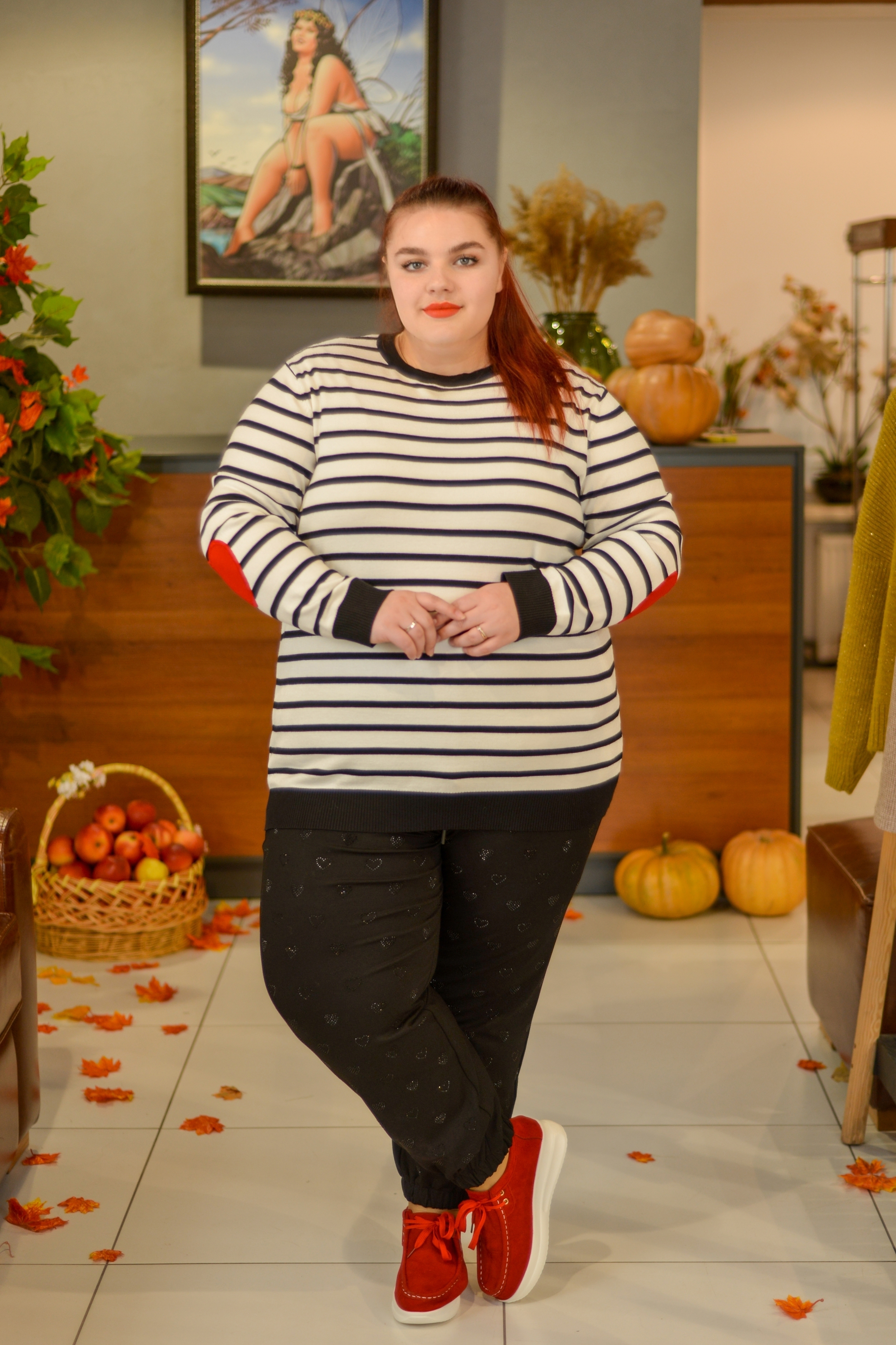 Стильный джемпер в полоску с акцентными сердцами на локтях больших размеров