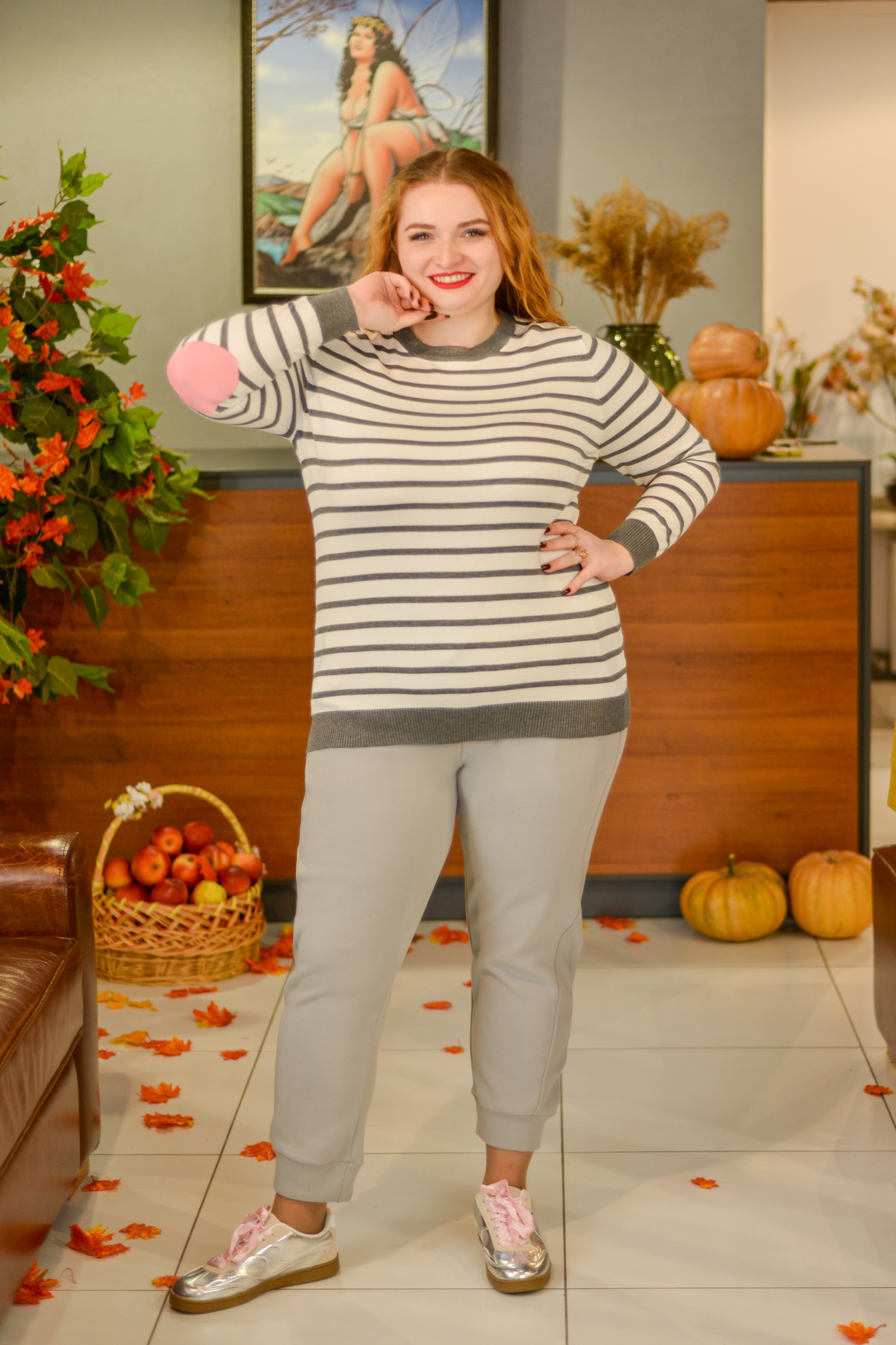 Стильный джемпер в полоску с акцентными сердцами на локтях больших размеров