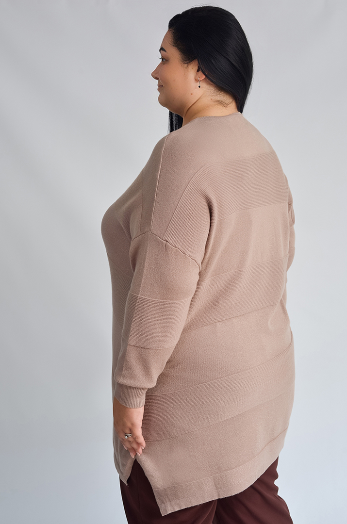 Довгий джемпер з рельєфною в’язкою та блискучою ниткою великих розмірів