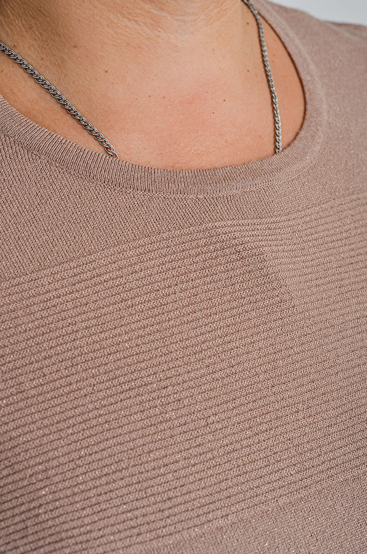 Довгий джемпер з рельєфною в’язкою та блискучою ниткою великих розмірів