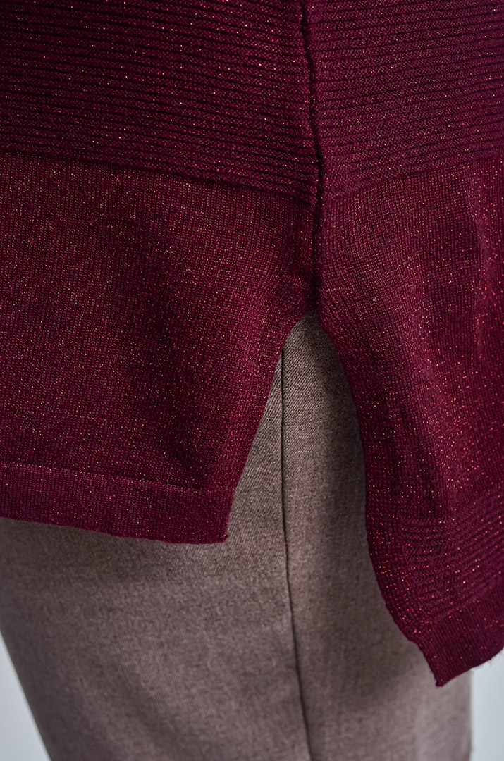 Довгий джемпер з рельєфною в’язкою та блискучою ниткою великих розмірів