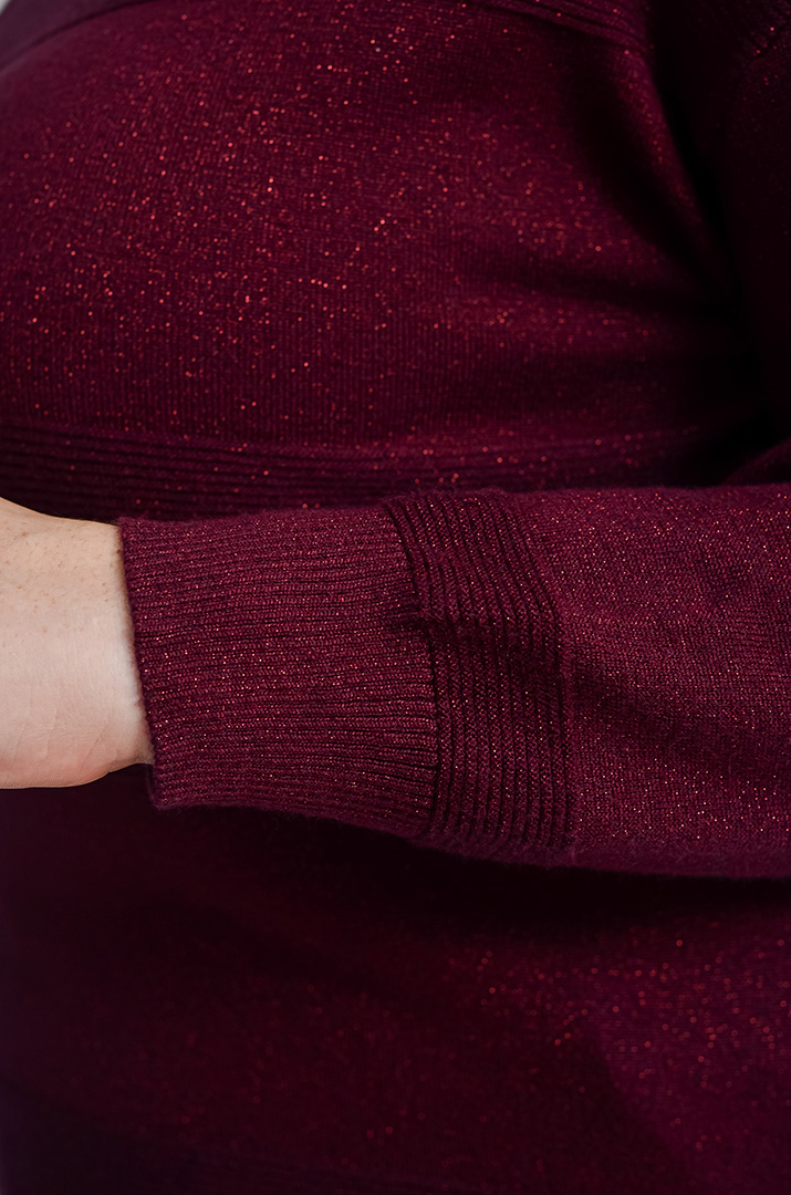 Довгий джемпер з рельєфною в’язкою та блискучою ниткою великих розмірів