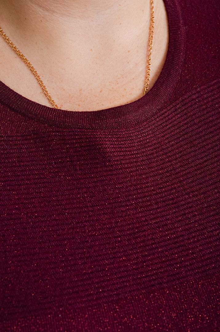 Довгий джемпер з рельєфною в’язкою та блискучою ниткою великих розмірів