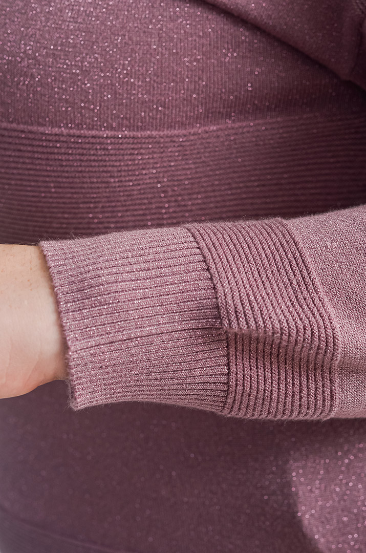 Довгий джемпер з рельєфною в’язкою та блискучою ниткою великих розмірів