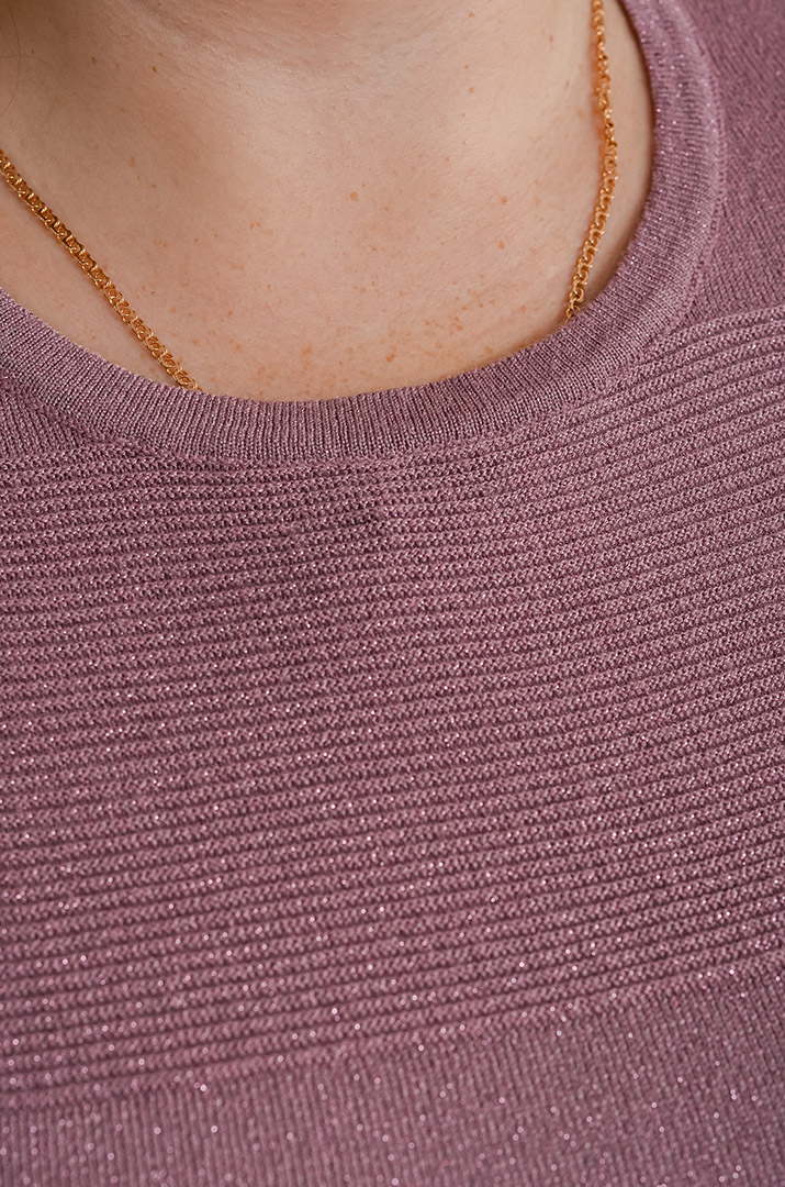 Довгий джемпер з рельєфною в’язкою та блискучою ниткою великих розмірів