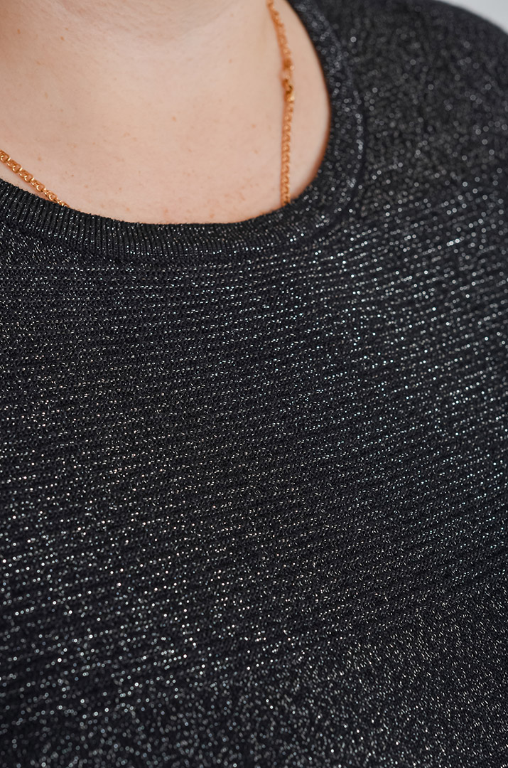 Довгий джемпер з рельєфною в’язкою та блискучою ниткою великих розмірів