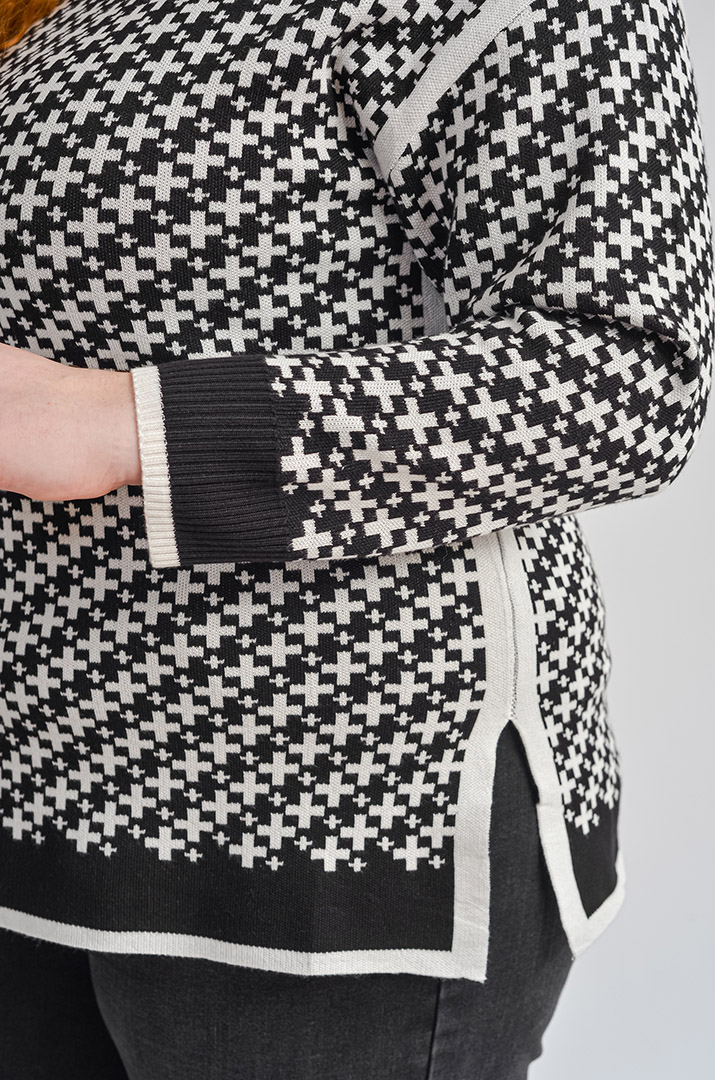 Джемпер короткий з геометричним візерунком великих розмірів