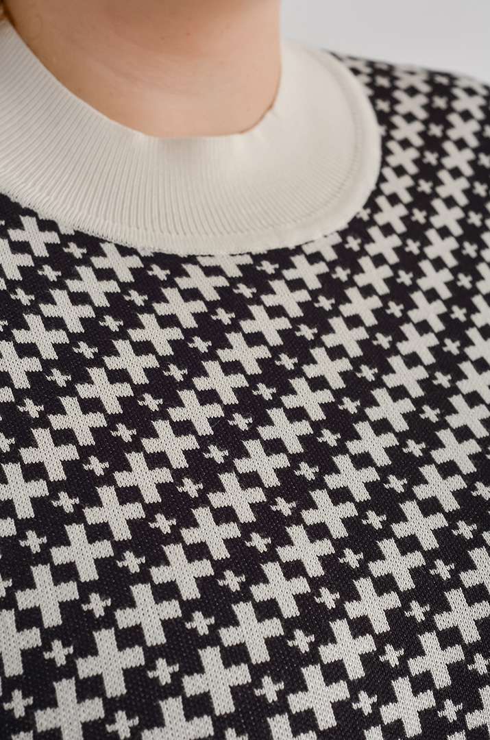 Джемпер короткий з геометричним візерунком великих розмірів