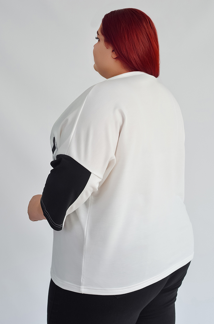 Джемпер з контрастними рукавами та написом великих розмірів