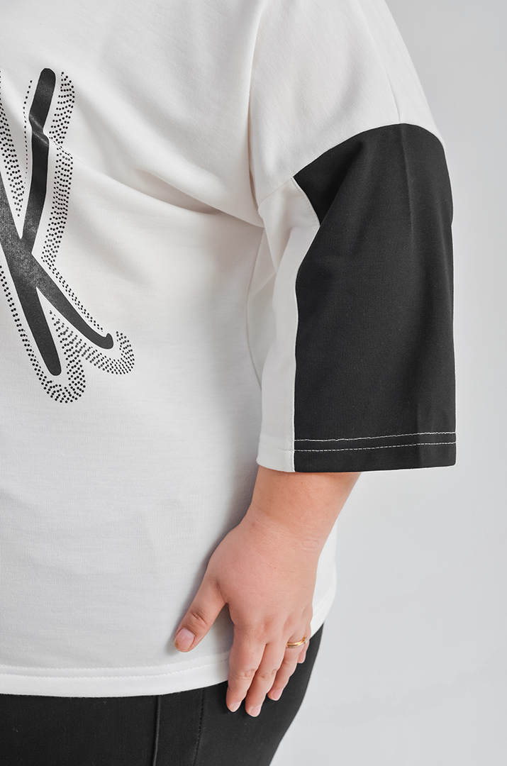 Джемпер з контрастними рукавами та написом великих розмірів