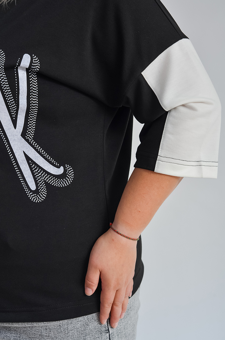 Джемпер з контрастними рукавами та написом великих розмірів