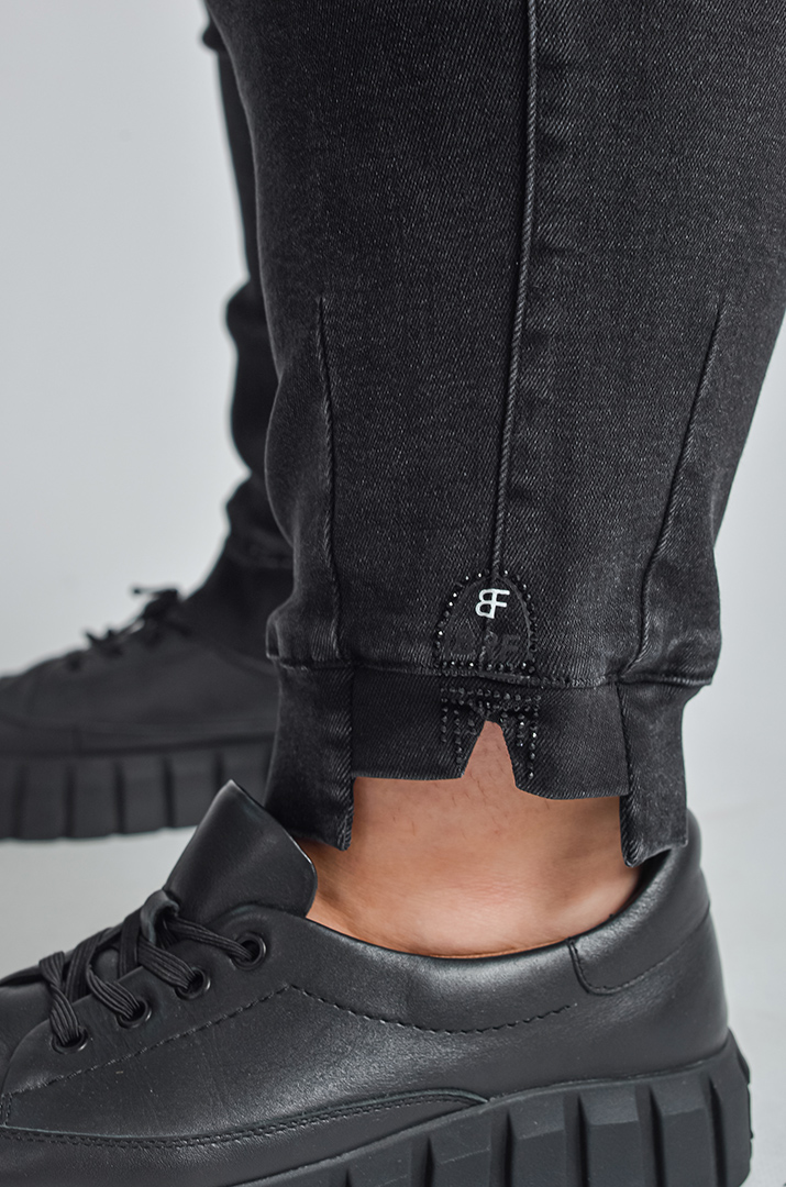 Графітові джинси 7/8 з декоративними деталями великих розмірів