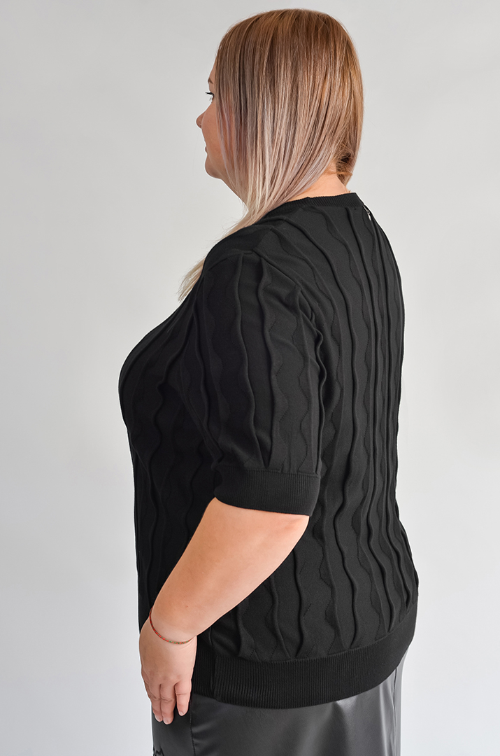 Джемпер з хвилястим рельєфом і коротким рукавом великих розмірів