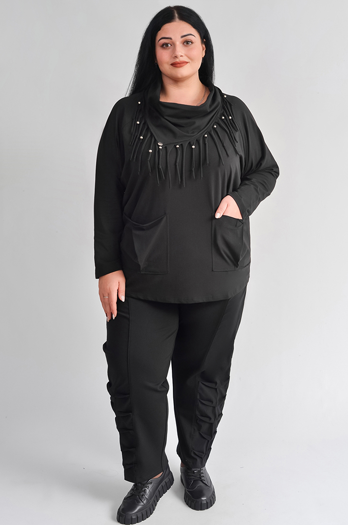 Джемпер черного цвета с декорированным воротником больших размеров