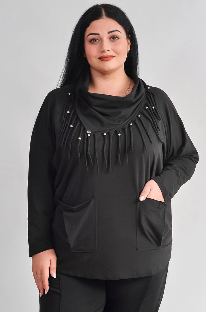 Джемпер черного цвета с декорированным воротником больших размеров