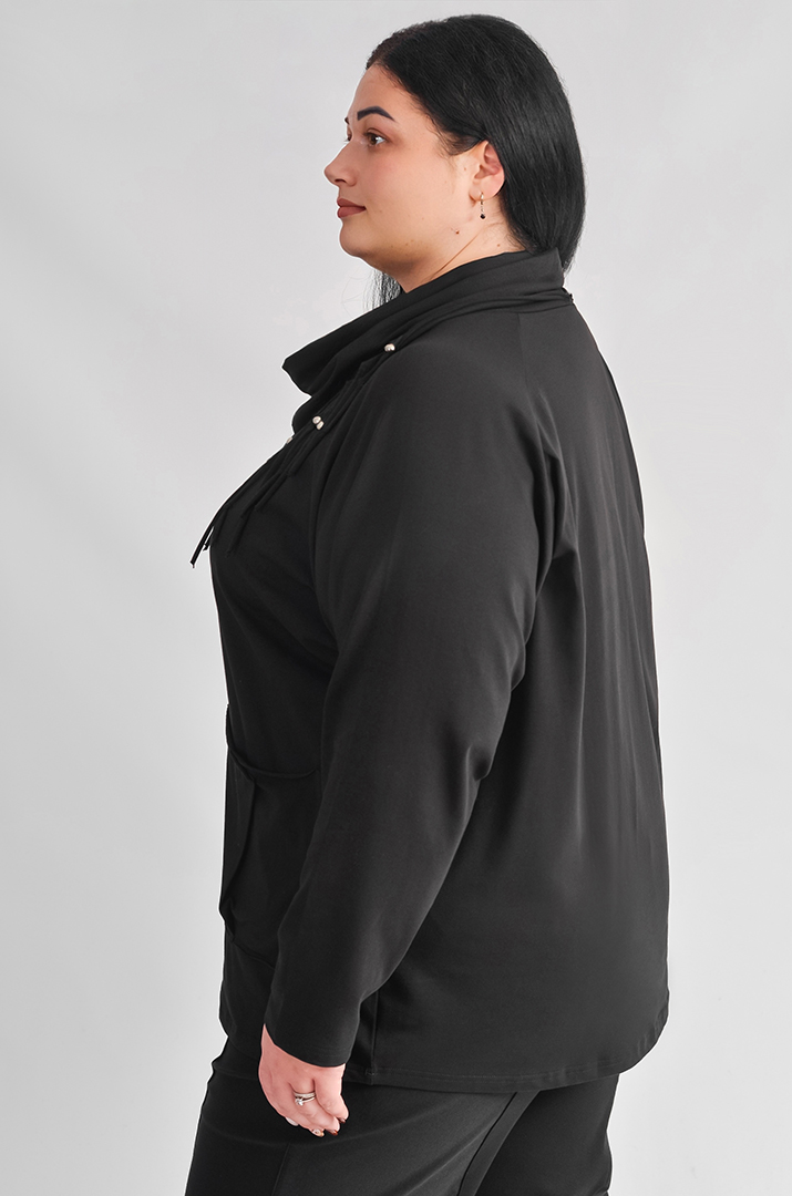 Джемпер черного цвета с декорированным воротником больших размеров