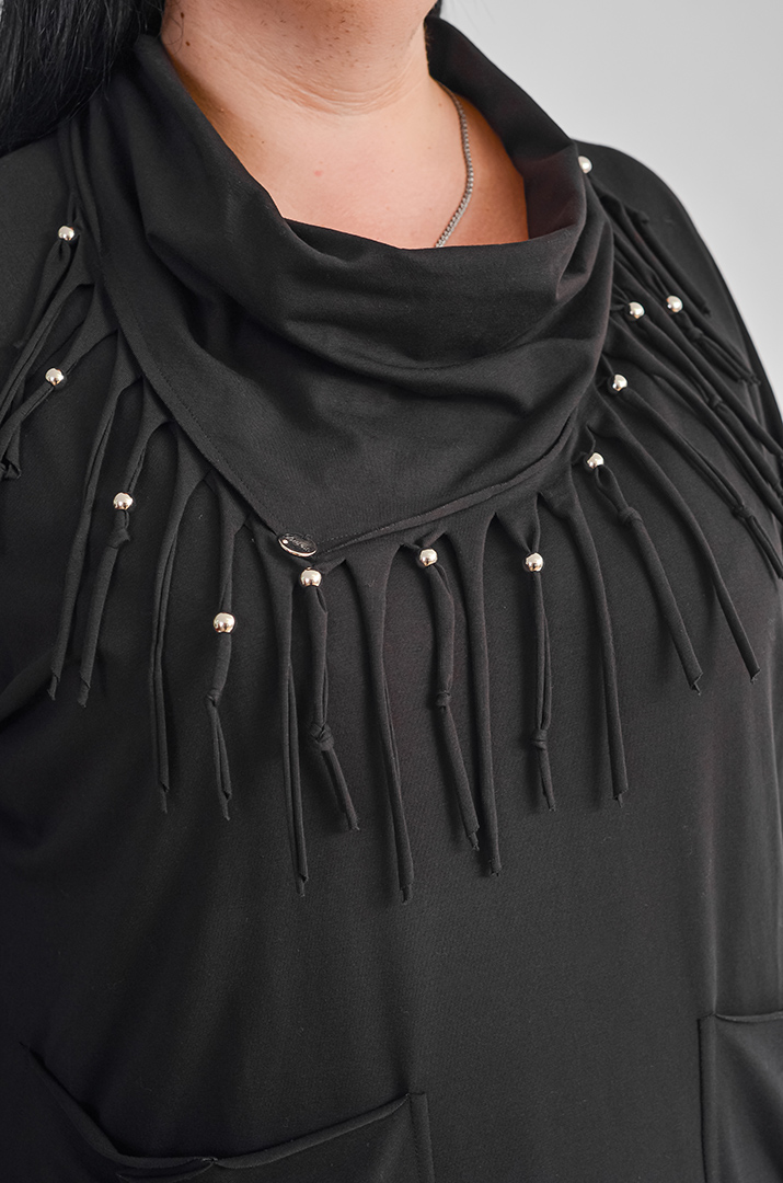 Джемпер черного цвета с декорированным воротником больших размеров