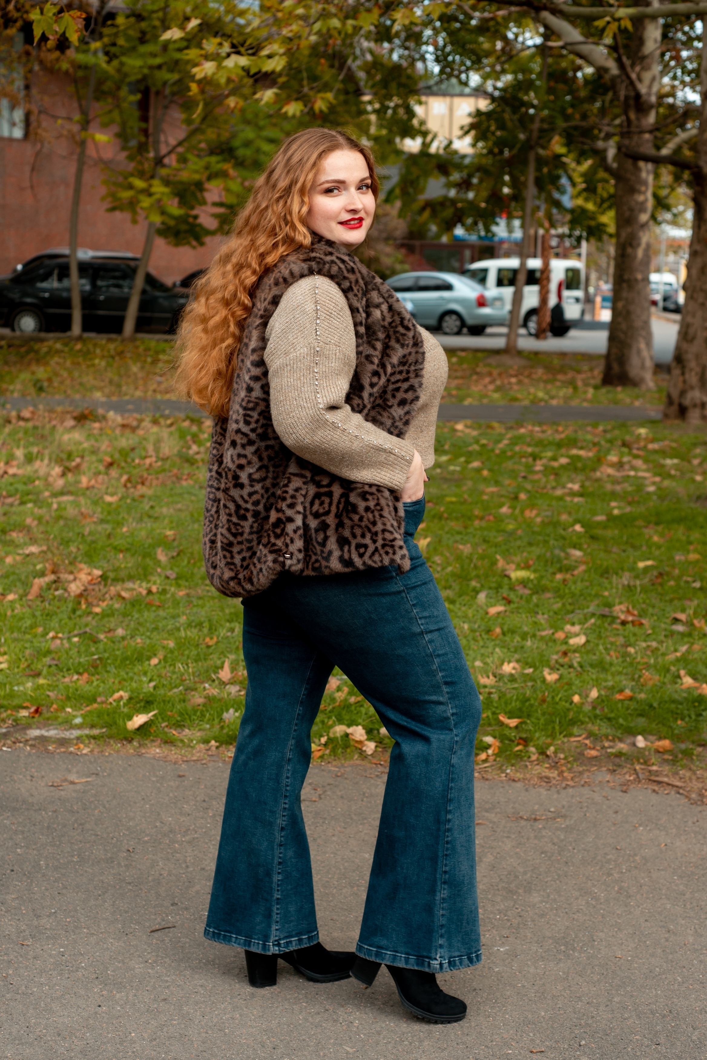 Джинси кльош в синьому кольорі з контрастним поясом великих розмірів