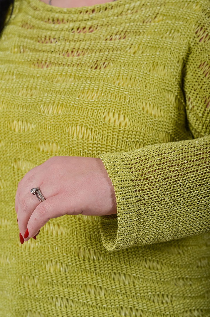 Джемпер короткий з крупною ажурною в’язкою великих розмірів