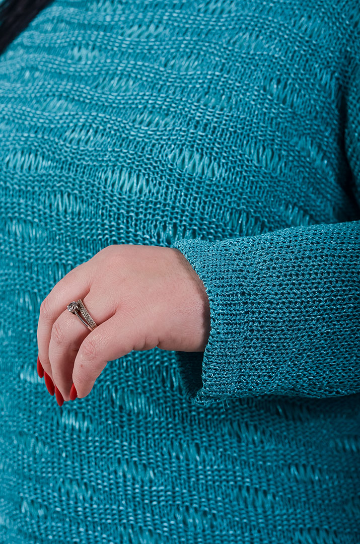 Джемпер короткий з крупною ажурною в’язкою великих розмірів