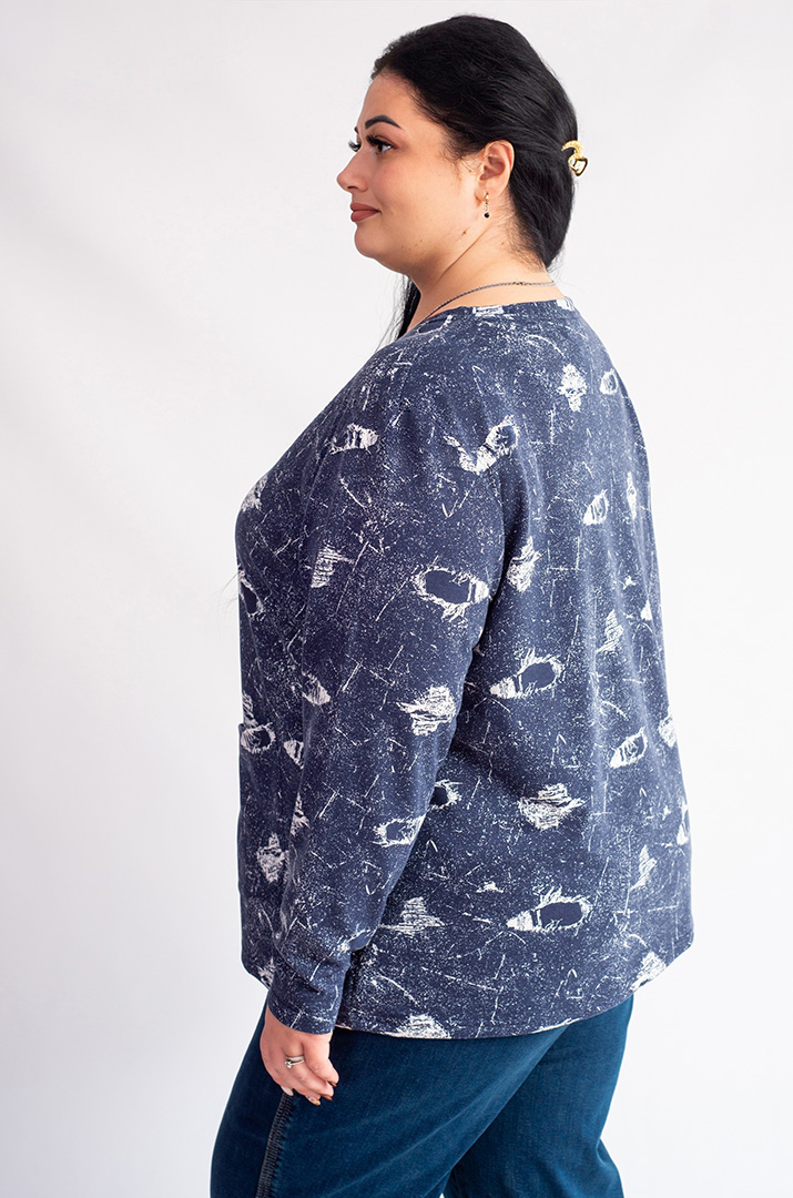 Джемпер з абстрактним візерунком і написом великих розмірів