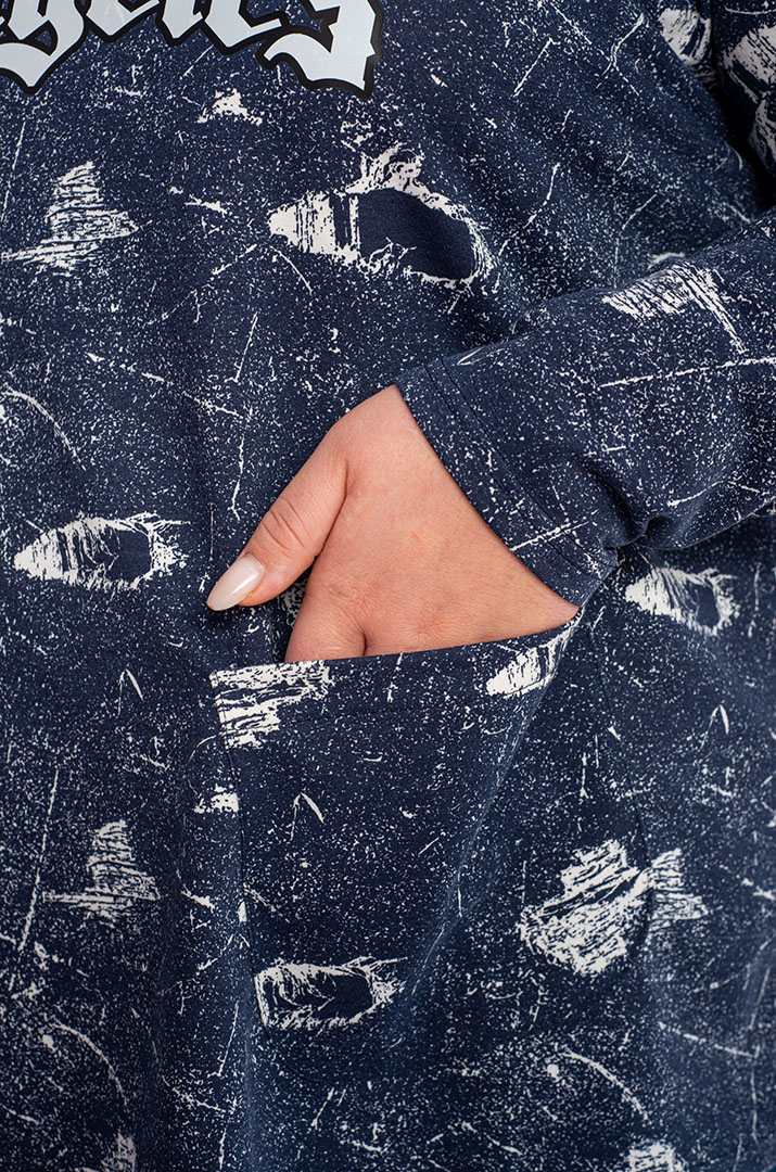 Джемпер з абстрактним візерунком і написом великих розмірів