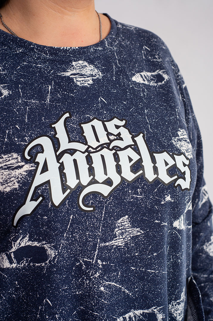 Джемпер з абстрактним візерунком і написом великих розмірів