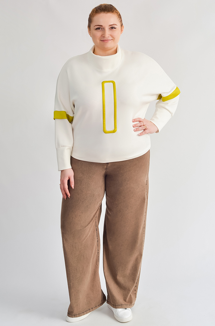 Джемпер в молочному кольорі і контрастними деталями великих розмірів