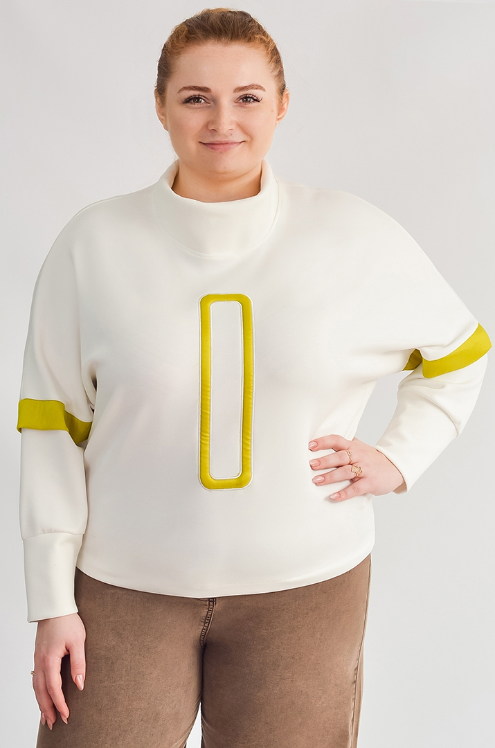 Джемпер в молочному кольорі і контрастними деталями великих розмірів