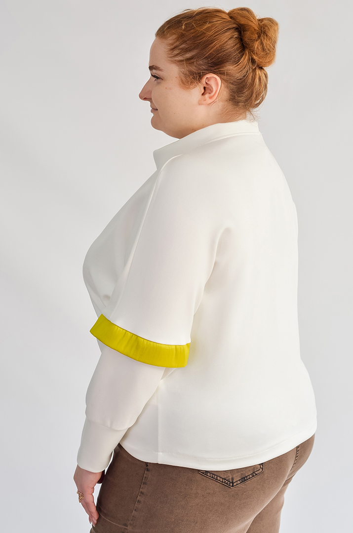 Джемпер в молочному кольорі і контрастними деталями великих розмірів