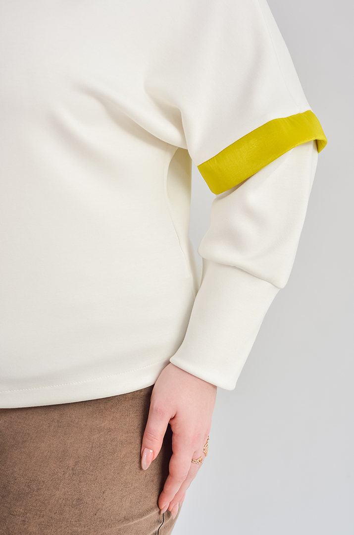 Джемпер в молочному кольорі і контрастними деталями великих розмірів