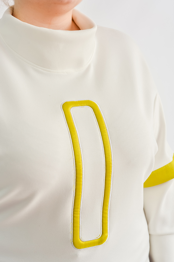 Джемпер в молочному кольорі і контрастними деталями великих розмірів