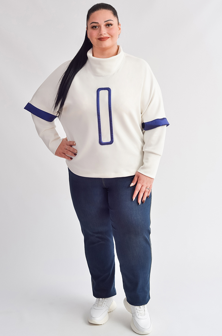 Джемпер в молочному кольорі і контрастними деталями великих розмірів