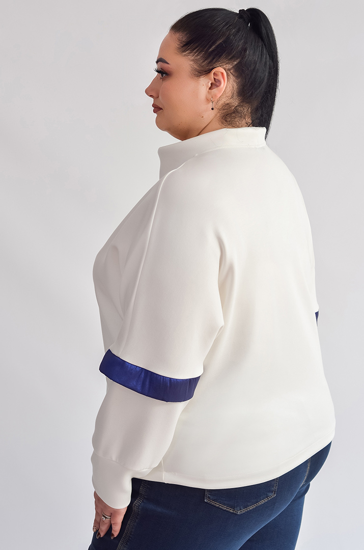 Джемпер в молочному кольорі і контрастними деталями великих розмірів