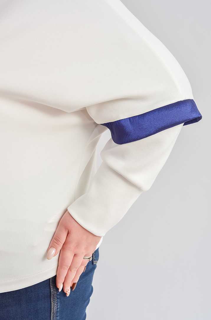 Джемпер в молочному кольорі і контрастними деталями великих розмірів