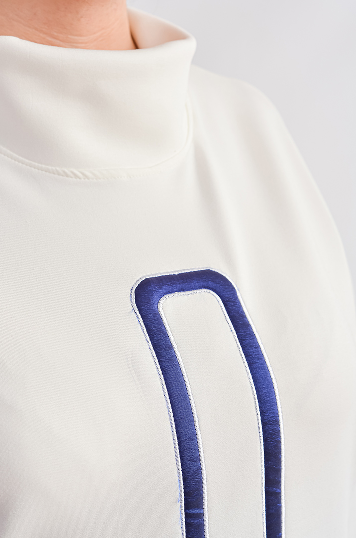 Джемпер в молочному кольорі і контрастними деталями великих розмірів